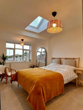Nature Inspired Bungalow with 3 rooms - 10 mins from Manchester Airport